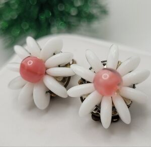 Daisy White Pink Flower Earrings Clip-on West Germany